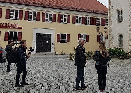 Hanns Wenninger und Julia Schreyl mit Kamerateam vor dem ehem. Amtsgericht