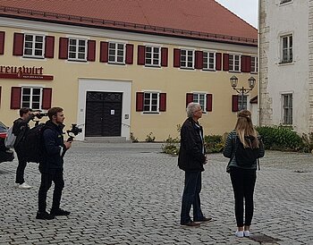Hanns Wenninger und Julia Schreyl mit Kamerateam vor dem ehem. Amtsgericht