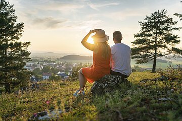 Wanderpaar mit Sonnenuntergang bei Monheim