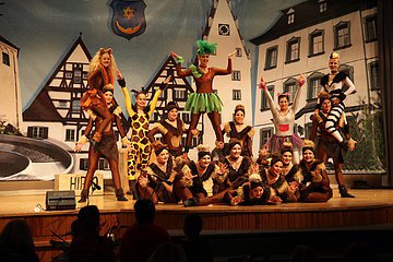 Jubiläumsveranstaltung "25 Jahre Stadthalle Monheim" - die FG Gailachia beeindruckte die Zuschauer mit den Tanzmäusen, der Mini-, Teenie- und Midigarde sowie der Prinzengarde um dem Zwillingstanzpaar