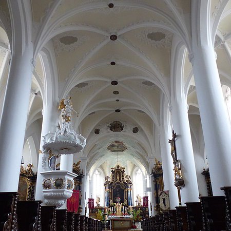 Stadtpfarrkirche St. Walburga Monheim - Blick über den Hauptgang zum Altarraum