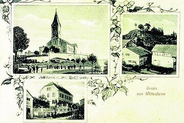 Postkarte von Wittesheim im Jahr 1928: oben links Kirche, alte Linde und Brunnen, oben rechts Kalvarienberg und Luderschmid-Anwesen, unten der Pfarrhof.