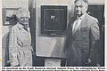Die Donauwörther Zeitung berichtet 1986 von der Kunstausstellung des Monheimer Kunstmalers Hans Mayer Schwarzweißfoto aus Donauwörther Zeitung einer älteren Frau und eines Mannes neben einem gerahmten Bild in einer Ausstellung.