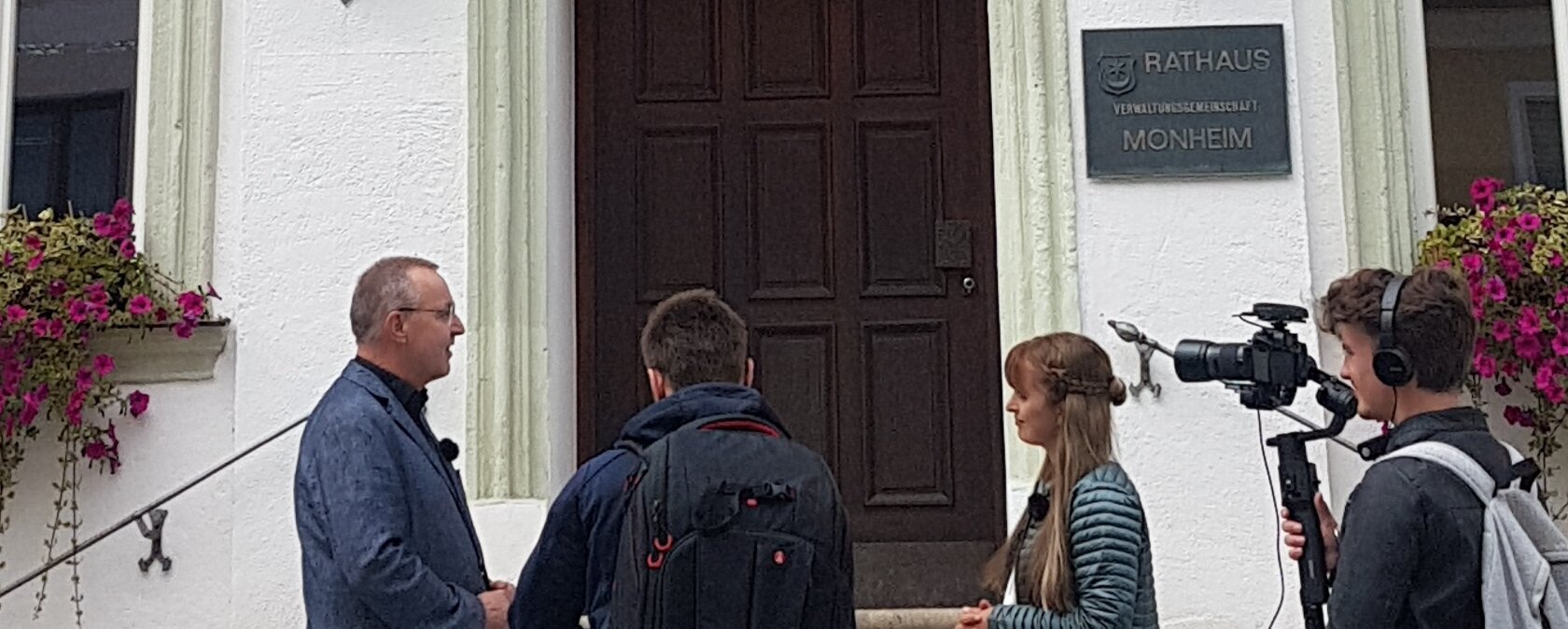 Rainer Keßler und Julia Schreyl mit Kamerateam vor dem Rathaus