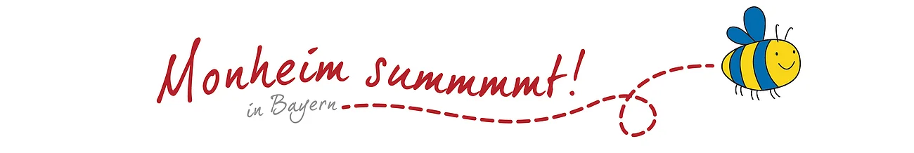 Schriftzug „Monheim summmt! in Bayern“ mit einer gezeichneten Biene in blau-gelb und gestrichelter Fluglinie, die von der Biene weggeht, auf weißem Hintergrund.