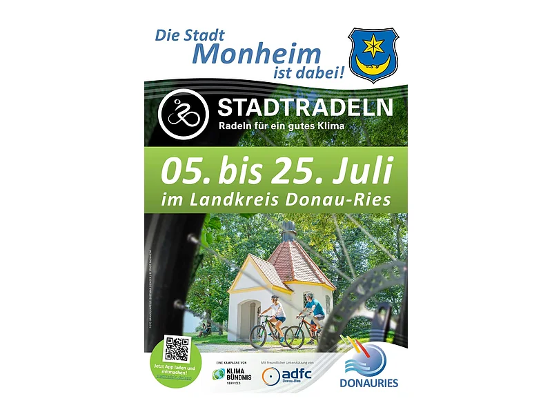 Plakat zur Stadtradeln-Kampagne Monheim 5. bis 25. Juli mit Radfahrern vor Kapelle und QR-Code zum App-Download