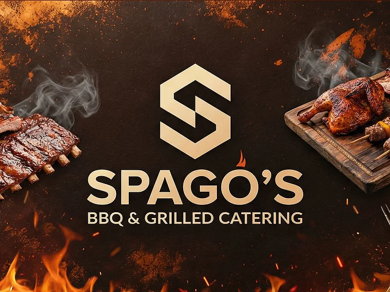 Logo von Spago’s BBQ & Grilled Catering mit gegrilltem Fleisch, Flammen und Rauch auf dunklem Hintergrund.