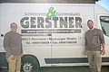 Schreinerei & Küchenstudio Gerstner - Auto Zwei Männer stehen lächelnd vor einem weißen Transporter mit Werbung für Schreinerei Gerstner in Monheim.