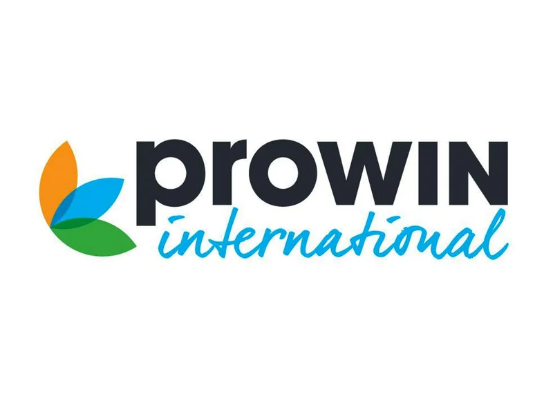 Logo mit drei Blättern in Orange, Blau und Grün neben dem Schriftzug „proWIN international“ in Schwarz und Blau