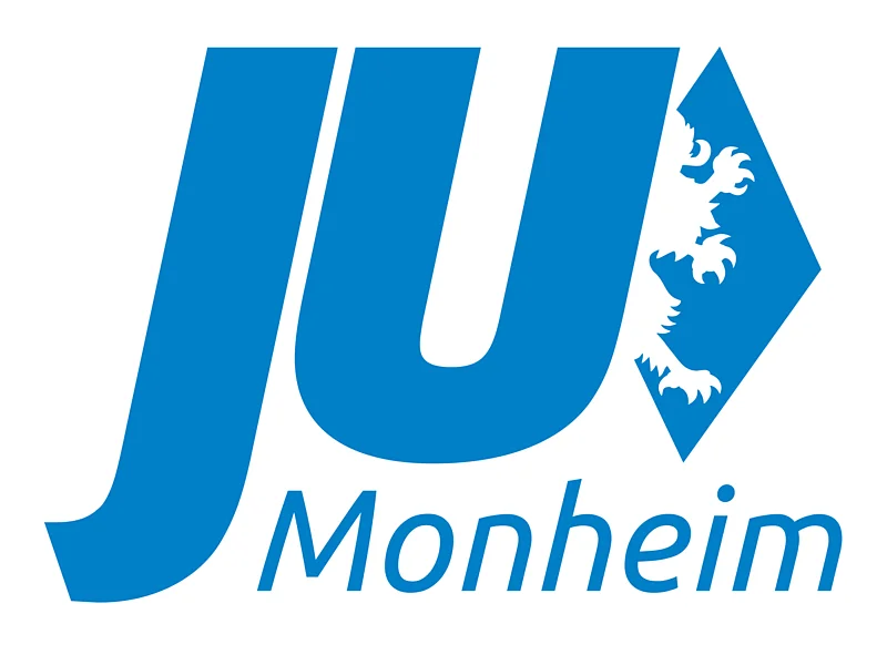 Logo der "jungen Union Monheim" mit blauen Großbuchstaben „JU“ und dem Schriftzug „Monheim“ darunter, rechts ein blaues Rautensymbol mit weißem Löwenumriss darin.