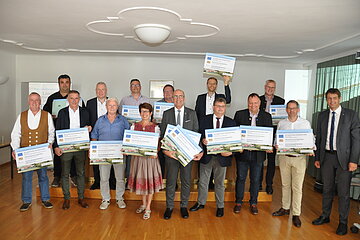 ELER-Förderung: Gruppenbild der dreizehn Kommunen und deren Vertretern, die in Schwaben mit 9,3 Millionen Euro gefördert werden.