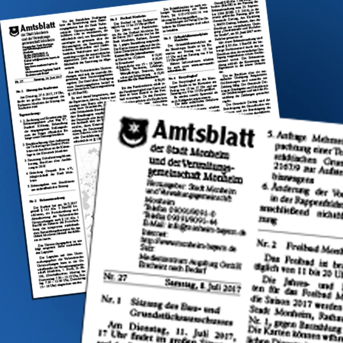 Ein Bild zweier Ausgaben des Monheimer Amtsblatts mit Text und offiziellen Ankündigungen auf blauem Hintergrund. Links oben in der Ecke des Amtsblatts ist das Wappen von Monheim zu sehen.