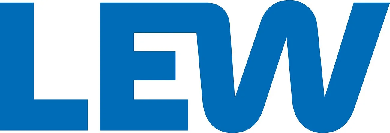 LEW Logo Logo der Lechwerke: drei Großbuchstaben L, E und W in blauer Farbe auf weißem Hintergrund.
