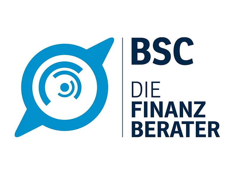 Logo mit blauem Kreis und zwei blauen Dreiecken links und rechts am Kreis. Im Kreis abwechselnd Halbkreise versetzt die nach unten kleiner werden, mit einem abschließenden kleinen Kreis in blau. Rechts davon der Text „BSC DIE FINANZ BERATER“ auf weißem Hintergrund in schwarz mit Großbuchstaben.