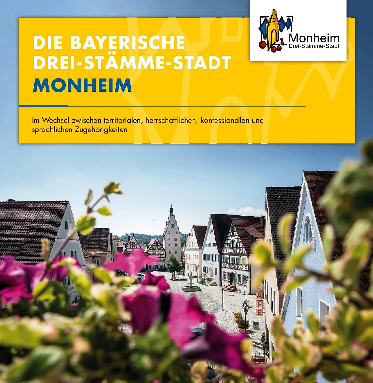 Vorstellung der bayerische "Drei-Stämme-Stadt" Monheim anhand eines Plakats. Auf dem Foto die Stadtansicht von Monheim mit Fachwerkhäusern, blauem Himmel und unscharfen blühenden pinken Blumen im Vordergrund. Oben auf gelbem Hintergrund der dazugehörige Text: "Die bayerische Drei-Stämme-Stadt Monheim". Rechts oben das Logo der Stadt Monheim.