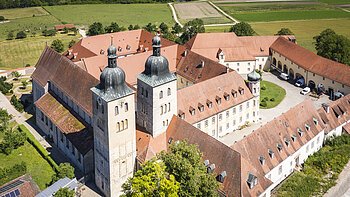 Kloster Plankstetten Das Kloster Plankstetten von oben mit der romanischen Kirche und den historischen Gebäuden, die sich vierseitig um den großen Kosterinnenhof stellen.
