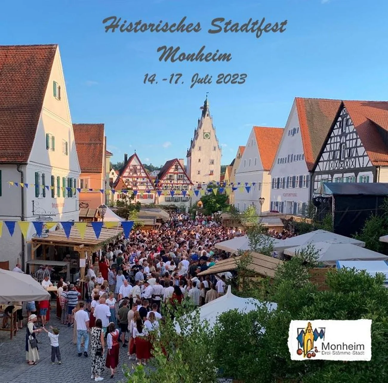 Fotobuch Historisches Stadtfest 2023 Foto des Fotobuchs der Stadt Monheim vom historischen Stadtfest in Monheim, auf der Titelseite des Fotobuch ist eine Menschenmenge zu sehen umgeben von Fachwerkhäusern Ständen und Dekorationen.