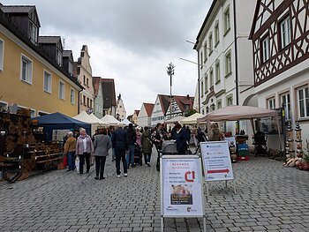 Trotz dunkler Wolken kamen zahlreiche Besucher auf das Marktgelände