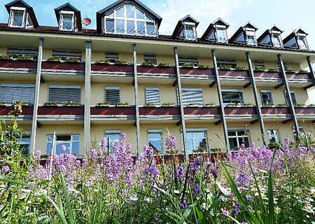 Das Donau-Ries-Seniorenheim-Monheim feiert 35 Jahre bestehen mit einer Feier im Garten.