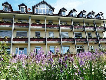 Donau-Ries-Seniorenheim Monheim Das Donau-Ries-Seniorenheim-Monheim feiert 35 Jahre bestehen mit einer Feier im Garten.