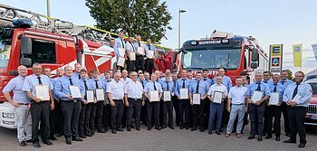 Alle Geehrten mit der „Fluthelfer-Nadel und -Urkunde“ am Abend der Feuerwehren in Monheim