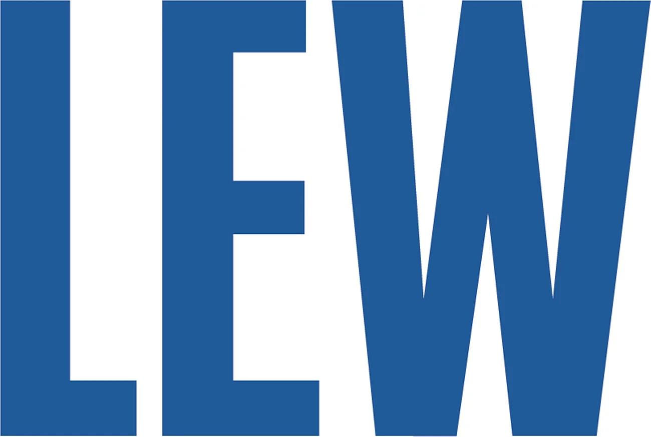 LEW Logo Logo der Lechwerke AG: drei Großbuchstaben L, E und W in blauer Farbe auf weißem Hintergrund.
