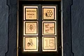 Adventskalenderfenster 2024 - Imkerverein Beleuchtetes Adventskalenderfenster in sechs Bereiche unterteilt, darauf Bienenmotive, Waben und der Text „Imkerverein Monheim e.V.“ sowie die Zahl 15 rechts unten im Bild.