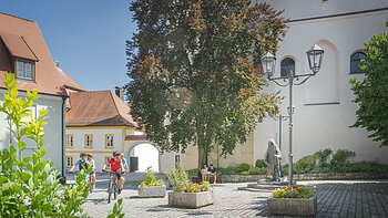 Radfahrer unterwegs durch die Historische Innenstadt von Monheim