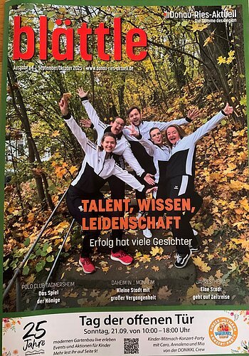 blättle Ausgabe 64 September/Oktober 2025 Gruppe von fünf Personen in Sportkleidung posiert im herbstlichen Wald, umgeben von Laub. Magazin-Cover "blättle Donauries" mit Text.