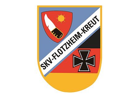 Logo des SKV Flotzheim-Kreut. Auf dem Logo oben ein Messer und Sonne, schwarzem Kreuz auf rotem Grund, Text "SKV-FLOTZHEIM-KREUT" auf weißem Band.