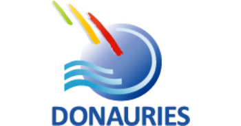 Logo vom Landkreis Donau-Ries: ein blauer Kreis, mit drei farbigen Linien und drei blauen Wellen darin. Darunter der Text "DONAURIES".