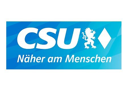 Logo der Partei CSU mit dem Text "CSU Näher am Menschen", ein weißer Löwe und eine Raute auf blauem Hintergrund.