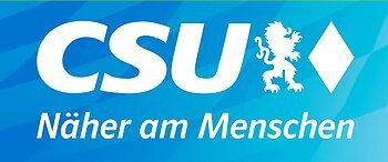 Logo der Partei CSU mit dem Text "CSU Näher am Menschen", ein weißer Löwe und eine Raute auf blauem Hintergrund.