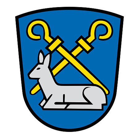 Wappen des Monheimer Ortsteils Rehau mit zwei gelben gekreuzten Abtstäben, unterhalb ein liegendes silbernes Reh auf einem blauen Hintergrund.