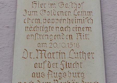 Gedenktafel mit Inschrift über Dr. Martin Luthers Aufenthalt in Monheim, im Gasthof "Zum Goldenen Lamm" am 20.10.1518. Angebracht am gleichnamigen Gasthof in Monheim.
