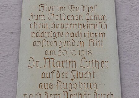 Gedenktafel mit Inschrift über Dr. Martin Luthers Aufenthalt in Monheim, im Gasthof "Zum Goldenen Lamm" am 20.10.1518. Angebracht am gleichnamigen Gasthof in Monheim.