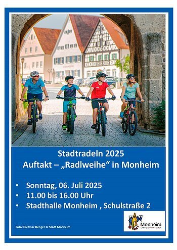 Ein blau/weißes Plakat zum Auftakt des Stadtradelns 2025: Vier Personen fahren auf Fahrrädern durch einen Torbogen in der Stadt Monheim. Unter dem Bild der Text: Stadtradeln 2025, Auftakt in Monheim und weitere Angaben zum Datum; Uhrzeit und dem Ort. Unten rechts im Eck, das Logo der Stadt Monheim.