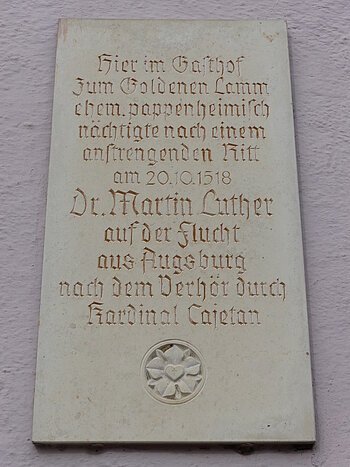 Gedenktafel mit Inschrift über Dr. Martin Luthers Aufenthalt in Monheim, im Gasthof "Zum Goldenen Lamm" am 20.10.1518. Angebracht am gleichnamigen Gasthof in Monheim.