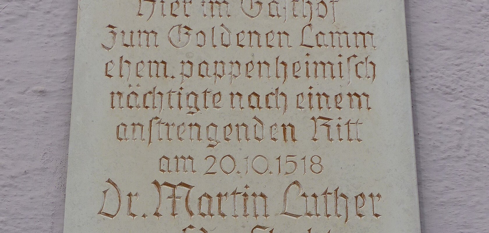 Gedenktafel mit Inschrift über Dr. Martin Luthers Aufenthalt in Monheim, im Gasthof "Zum Goldenen Lamm" am 20.10.1518. Angebracht am gleichnamigen Gasthof in Monheim.