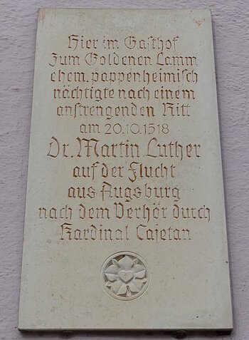 Gedenktafel Dr. Martin Luther in Monheim Gedenktafel mit Inschrift über Dr. Martin Luthers Aufenthalt in Monheim, im Gasthof "Zum Goldenen Lamm" am 20.10.1518. Angebracht am gleichnamigen Gasthof in Monheim.