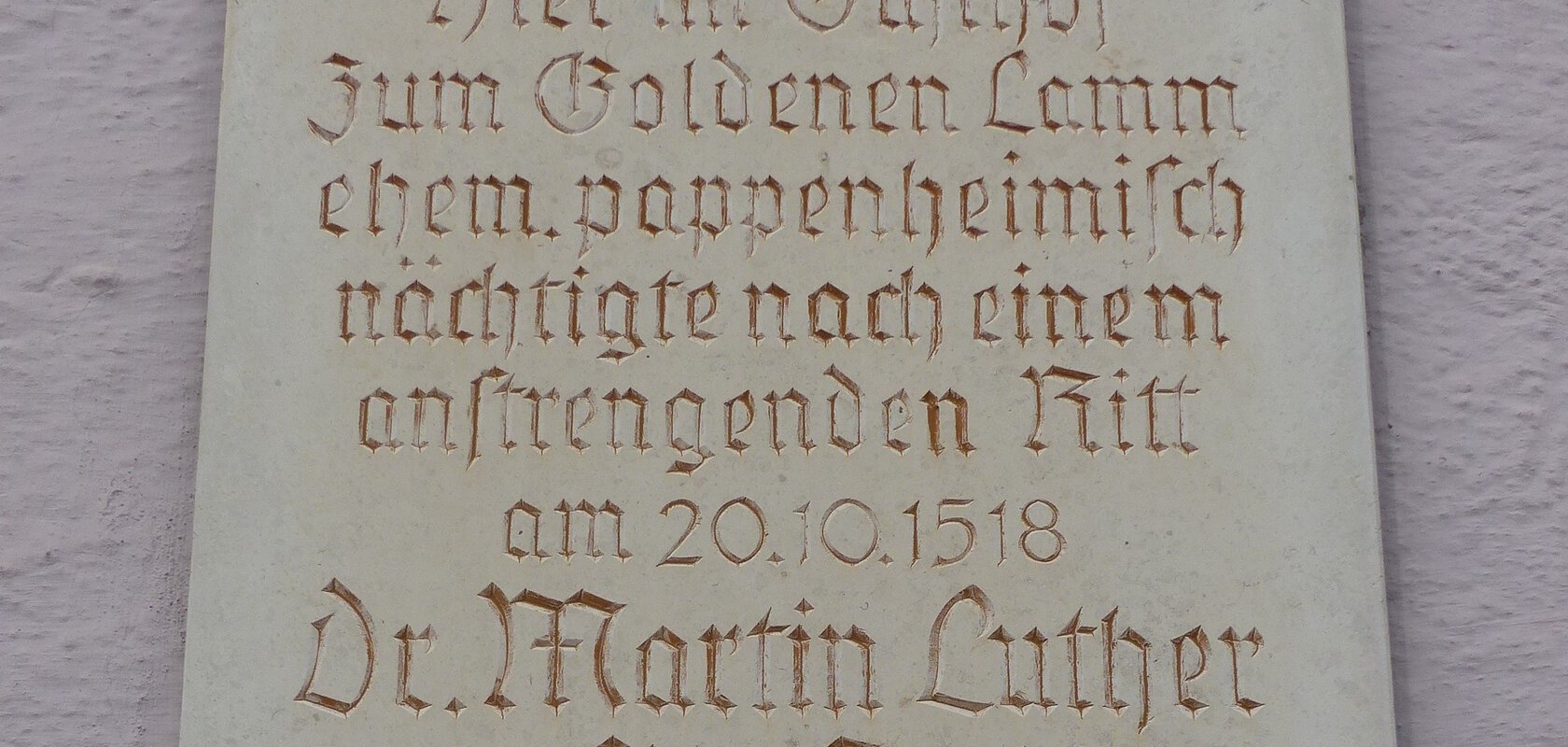 Gedenktafel mit Inschrift über Dr. Martin Luthers Aufenthalt in Monheim, im Gasthof "Zum Goldenen Lamm" am 20.10.1518. Angebracht am gleichnamigen Gasthof in Monheim.