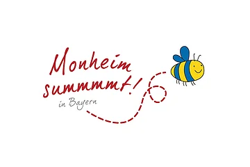 Logo vom Partner des Netzwerks "Deutschland summt!", nämlich "Monheim summt! in Bayern" mit dem gleichnamigen Schriftzug und einer lächelnden gezeichneten blau-gelben Biene. Rechts davon eine gestrichelte Fluglinie der Biene vom Schriftzug hin zu ihr.