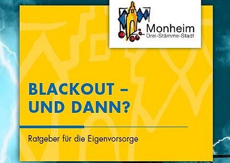 Titelseite eines Flyers zu Eigenvorsorge, der Stadt Monheim. Oben rechts das Logo der Stadt Monheim auf einem gelben Rechteck, darin der Text "Blackout – und dann? Ratgeber für die Eigenvorsorge". Strommast mit Blitzen vor blauem Himmel. Unten links im Eck die Webseite der Stadt Monheim.