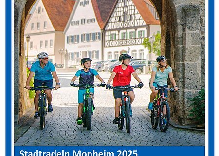 Ein blau/weißes Plakat zum Stadtradeln: Vier Personen fahren mit Fahrrädern durch einen Torbogen in der Stadt Monheim. Unter dem Bild der Text: "Stadtradeln Monheim 2025" und  weitere Angaben zum Datum; Uhrzeit und dem Ort. Unten rechts im Eck, das Logo der Stadt Monheim und ein QR-Code.