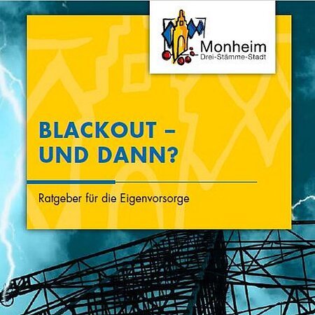Titelseite eines Flyers zu Eigenvorsorge, der Stadt Monheim. Oben rechts das Logo der Stadt Monheim auf einem gelben Rechteck, darin der Text "Blackout – und dann? Ratgeber für die Eigenvorsorge". Strommast mit Blitzen vor blauem Himmel. Unten links im Eck die Webseite der Stadt Monheim.