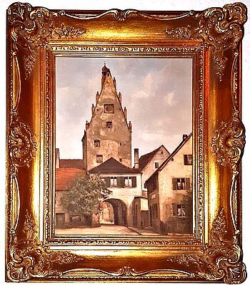 Gemälde von Kunstmaler Hans Mayer Gemälde eines historischen Gebäudes mit Turm, dem oberen Torturm in Monheim und angrenzenden Häusern in einem verzierten goldenen Bilderrahmen.