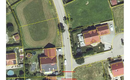 Luftbild einer Wohngegend mit Grundstücksgrenzen und Gebäuden, markiert mit gelben Linien. Straßensperrung Monheim Am Krautgarten