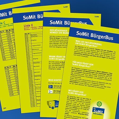 Vier grüne Flyer mit Informationen zum "SoMit BürgerBus", mit dem dazugehörigen Titel oben auf jedem Flyer. Unter anderem sind Fahrpläne und Beschreibungen auf den Flyern zu sehen.