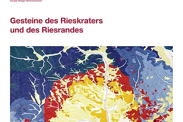 Informationstafel mit einer Karte der Gesteine des Rieskraters und Riesrandes mit Legende und Erklärungen zu verschiedenen Gesteinsarten und Sedimenten. Oben rechts im Eck das Logo der Stadt Monheim, oben links das Logo vom Geopark Ries.