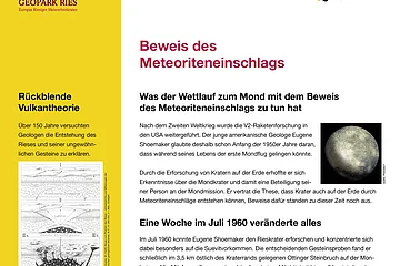 Eine Informationstafel über den Meteoritenkrater Geopark Ries. Es behandelt die Vulkantheorie, den Beweis des Meteoriteneinschlags und das Mineral Coesit. Enthält Karten und Bilder. Oben rechts im Eck das Logo der Stadt Monheim, oben links das Logo vom Geopark Ries.